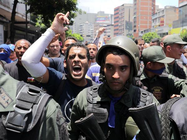 Regierungsgegner protestieren in Caracas. 