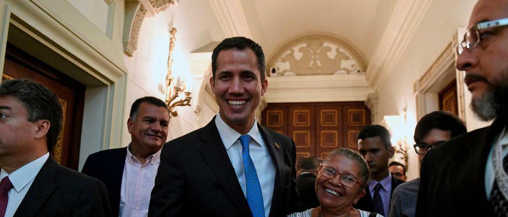 Venezuelas selbsternannter Übergangspräsident Juan Guaido (Mitte) veranlasste das Parlament, den "Alarmzustand" zu verhängen. 