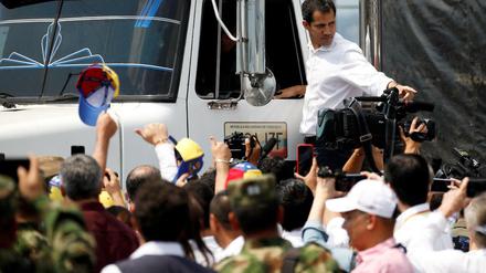 Juan Guaido mit einem Truck voll Hilfslieferungen an der Grenze