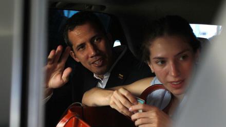 Der selbsternannte Interimspräsident Juan Guaidó am Sonntag in Ecuador. Montag will er nach Venezuela zurückkehren.