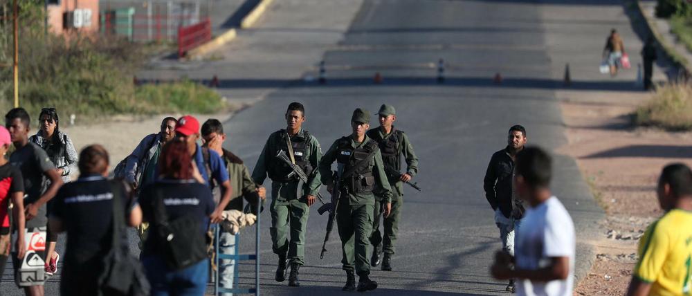 Abgewiesen: Soldaten schicken Venezolaner zurück, die die Grenze nach Brasilien passieren wollen. 