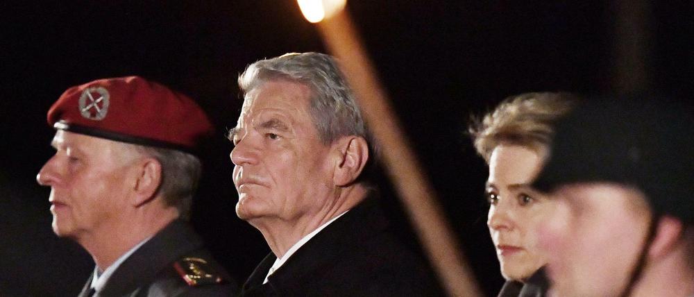 Großer Zapfenstreich: Joachim Gauck mit Bundesverteidigungsministerin Ursula von der Leyen (CDU) 