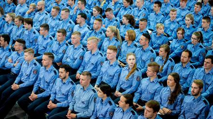 Angehende Polizistinnen und Polizisten nehmen im Mai 2019 an der feierlichen Vereidigung des Einstellungsjahrgangs 2018 an der Fachhochschule der Polizei in Oranienburg teil.