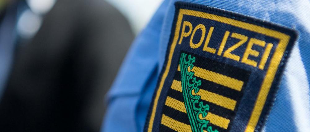 Logo der sächsischen Polizei auf einer Polizeiuniform