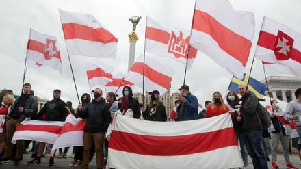 Solidarität aus der Diaspora. Belarussen im ukrainischen Kiew halten historische belarussische Fahnen bei einem regierungskritischen Protest zur Unterstützung des oppositionellen Bloggers und Aktivisten Roman Protassewitsch hoch.