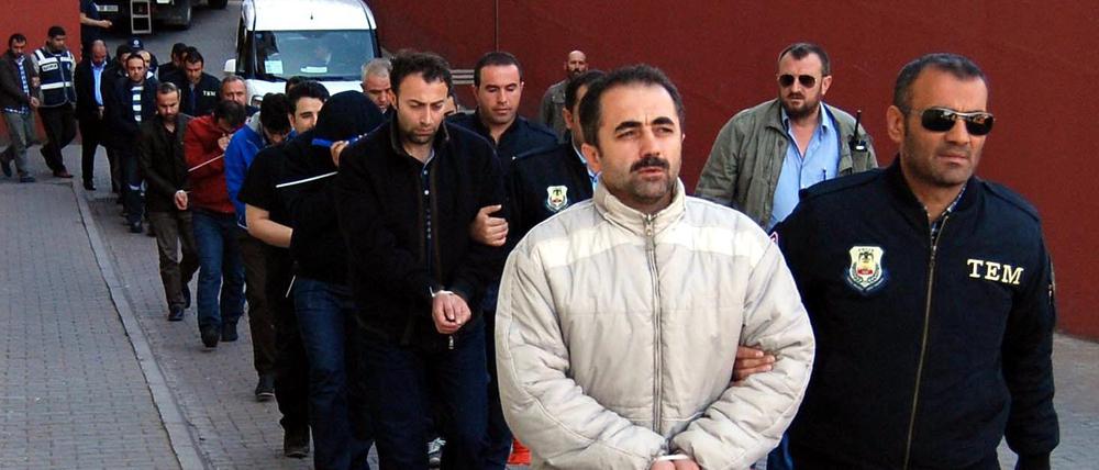 Bei landesweiten Razzien gegen mutmaßliche Gülen-Anhänger sind in der Türkei mehr als tausend Verdächtige festgenommen worden. 