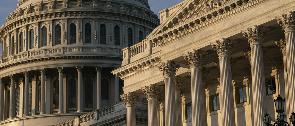 Blick auf das Kapitol in Washington. Nach tagelangen Verhandlungen konnten sich Demokraten und Republikaner auf ein Coronavirus-Konjunkturpaket einigen.