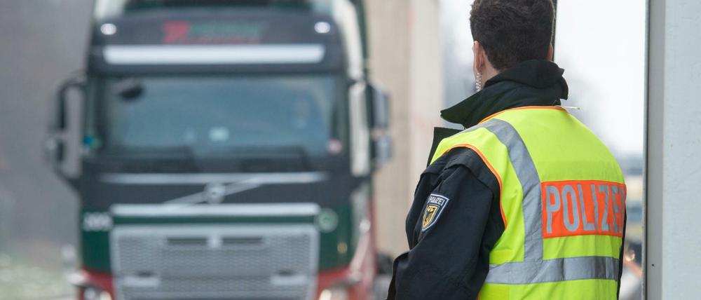 Ein Polizist steht an einer Kontrollstelle der Bundespolizei an der Autobahn A 3 kurz hinter der deutsch-österreichischen Grenze. Nicht nur die Polizei, auch BND und Verfassungsschutz haben Interesse an den Neuen.