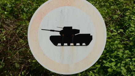 Ein Verkehrsschild mit einem Panzer steht auf dem Gelände der Leopold-Kaserne in Amberg (Oberpfalz).