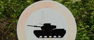 Ein Verkehrsschild mit einem Panzer steht auf dem Gelände der Leopold-Kaserne in Amberg (Oberpfalz).