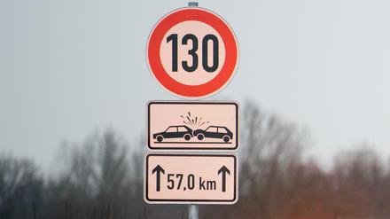 Ein Verkehrszeichen zur Geschwindigkeitsbegrenzung für die nächsten 57,0 Kilometer auf der Autobahn A13.
