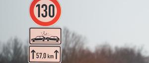 Ein Verkehrszeichen zur Geschwindigkeitsbegrenzung für die nächsten 57,0 Kilometer auf der Autobahn A13.