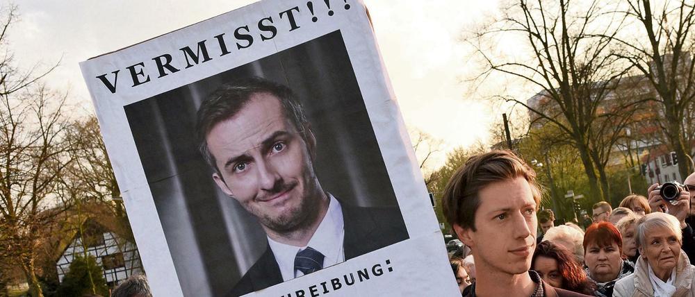 Der Schauspieler Max Mauff hält vor der Verleihung der Grimmepreise eine Plakat mit der Aufschrift "Vermisst" hoch. Der Satiriker blieb der Veranstaltung fern aufgrund der aktuellen Ermittlungen gegen ihn wegen einer Erdogan-Satire.