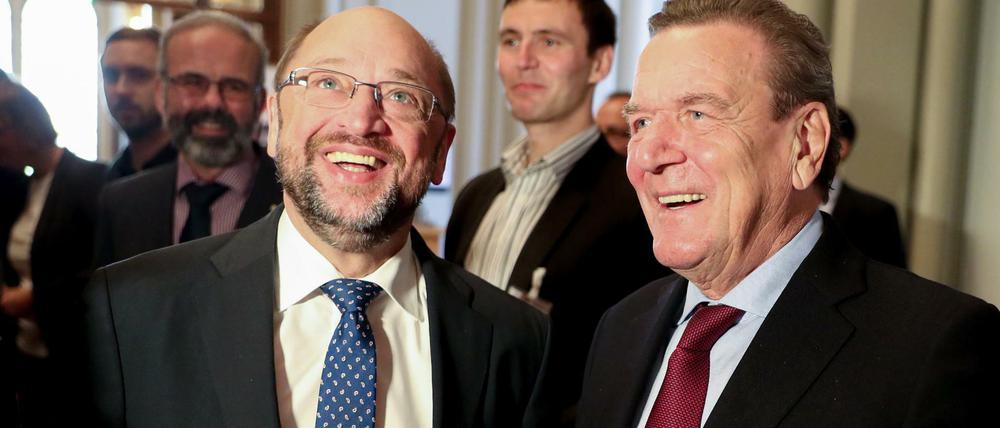 Vollblutpolitiker wie der frühere Bundeskanzler Gerhard Schröder (rechts) sind heute selten in der SPD. Auch EU-Parlamentspräsident Martin Schulz reicht da nicht ran.