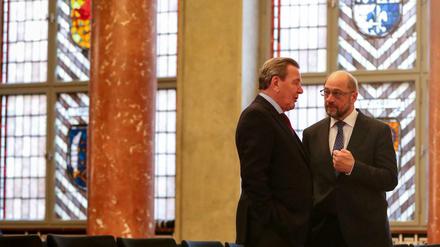 Der frühere Bundeskanzler Gerhard Schröder (l.) und EU-Parlamentschef Martin Schulz am Freitag im Roten Rathaus.