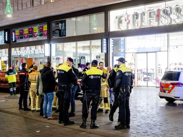 Messerangriff in Den Haag: Polizisten am Tatort in der Grote Marktstraat