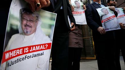 Demonstranten halten vor der Botschaft des Königreich Saudi-Arabien in Washington Plakate mit dem Bild des in der Türkei vermissten Journalisten. 