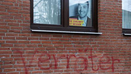 Der Schriftzug "Verräter" steht unter einem Fenster des Büros des FDP-Kreisverbandes Göttingen-Osterode. 