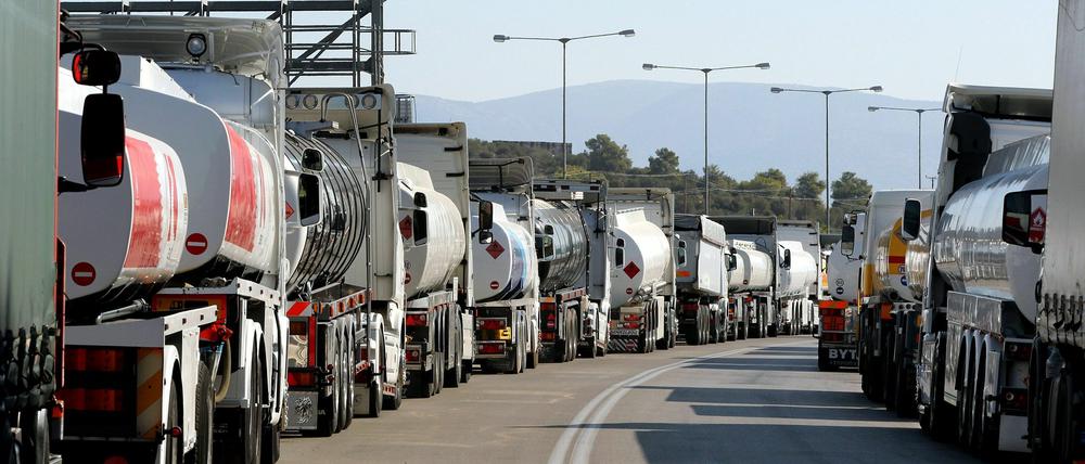 Tanklaster auf einer Autobahn in der Nähe von Athen.