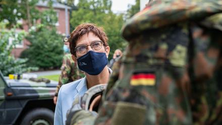 Annegret Kramp-Karrenbauer (CDU), Bundesministerin der Verteidigung spricht bei dem Besuch des I. Deutsch-Niederländische Korps Anfang September 2020 mit einem Soldaten. 