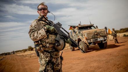 Ein Soldat der Bundeswehr steht am Flughafen nahe des Stützpunktes in Gao im Norden Malis. 
