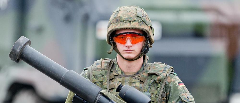 Ein Soldat hält auf dem Truppenübungsplatz im Rahmen der Informationslehrübung „Landoperationen 2016“ eine Panzerfaust 3 in der Hand (Symbolbild).