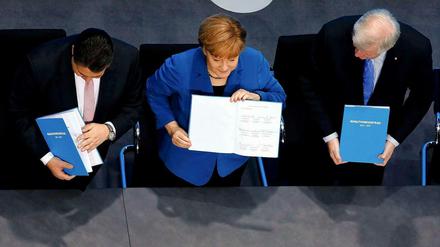 Fertig: Sigmar Gabriel, Angela Merkel und Horst Seehofer (von links) präsentieren den unterschriebenen Koalitionsvertrag.