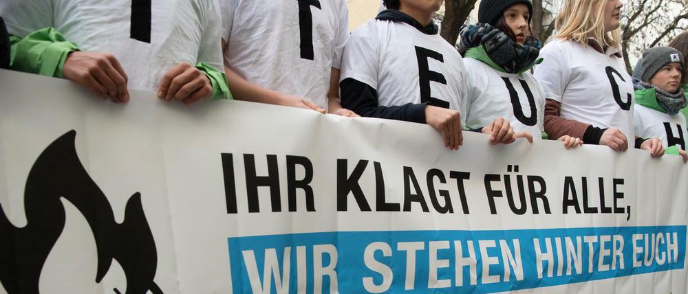 Für den Klimaschutz: Demonstranten vor dem Berliner Verwaltungsgericht