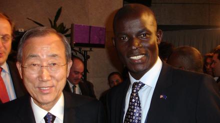 Victor Ochen (rechts) mit UN-Generalsekretär Ban Ki Moon. Der junge Ugander war 2015 für den Friedensnobelpreis nominiert. 