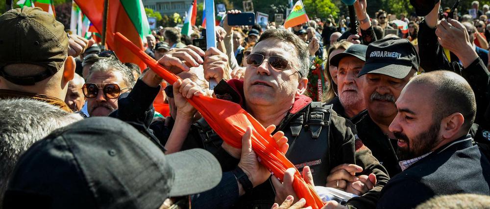 In Bulgariens Hauptstadt Sofia geraten am 9. Mai Anhänger und Gegner Russlands aneinander.
