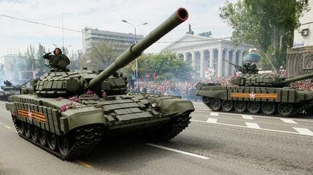 Zum 71. Jahrestag des Siegs Russlands über Deutschland zog am Montag eine Militärparade durch das umkämpfte Donetsk. 