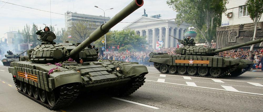 Zum 71. Jahrestag des Siegs Russlands über Deutschland zog am Montag eine Militärparade durch das umkämpfte Donetsk. 