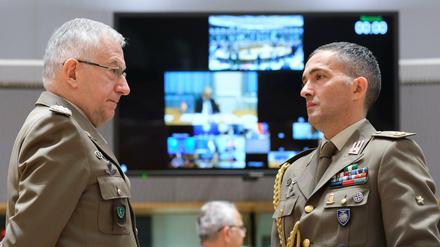 Militärangehörige verfolgen in Brüssel eine Videokonferenz der EU-Verteidigungsminister.