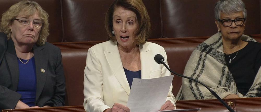 US-Demokratin Nancy Pelosi (Mitte) hielt die längste Rede in der Geschichte des US-Repräsentantenhauses in über 100 Jahren.