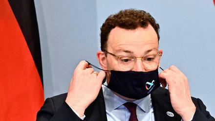 Jens Spahn (CDU), Bundesgesundheitsminister, nimmt zu Beginn einer Videokonferenz der EU-Gesundheitsminister seinen Mundschutz mit einem Logo der deutschen EU-Ratspräsidentschaft 2020 ab.