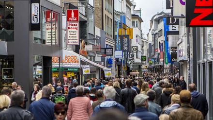 Menschen in der Kölner Innenstadt beim Bummeln und  Shoppen. Von Konjunktursorgen keine Spur. 