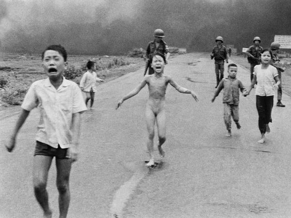 Berühmtes Zeugnis. Kim Phúc, rennt im Juni 1972 unbekleidet vor einem Napalm-Angriff im Vietnamkrieg davon.