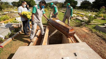Gräber für Opfer von Covid-19-Infektionen in Brasilia.