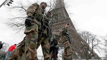 Gut bewacht. Soldaten patrouillieren am Dienstag am Fuß des Eiffelturms in Paris.