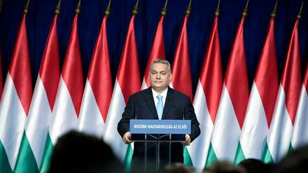 Mehr Flagge zeigen geht nicht. Ungarns Premierminister Viktor Orban bei seiner jährlichen Rede.