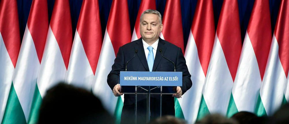 Mehr Flagge zeigen geht nicht. Ungarns Premierminister Viktor Orban bei seiner jährlichen Rede.