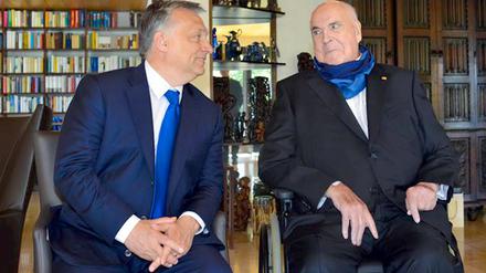 Ungarns Ministerpräsident Viktor Orban (links) hat Alt-Kanzler Helmut Kohl in Oggersheim bei Ludwigshafen besucht. 
