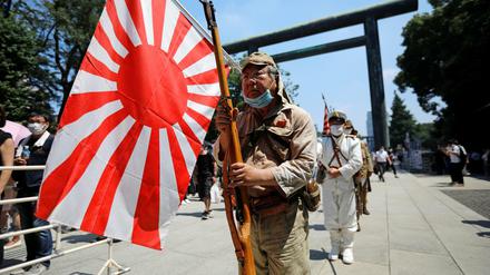 75. Jahrestag der Kapitulation Japans: Ein Mann in Uniform mit der Flagge der aufgehenden Sonne am Yasukuni-Schrein