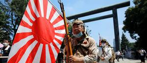 75. Jahrestag der Kapitulation Japans: Ein Mann in Uniform mit der Flagge der aufgehenden Sonne am Yasukuni-Schrein