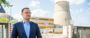 Der stellvertretende Fraktionsvorsitzender posiert vor dem Kernkraftwerk Emsland. 