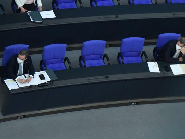 Auf Distanz, nicht nur Coronabedingt: Armin Laschet und Markus Söder, hier bei der Unions-Fraktionssitzung im Bundestag. 