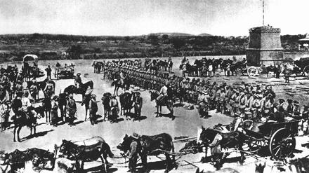 Vor dem Kampf gegen die Hereros wird die 2. Marine-Feldkompanie eingesegnet. (Archivfoto von 1904). 