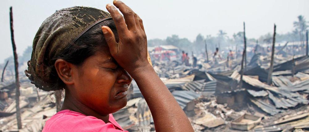 Eine Frau der Rohingya weint in einem Lager für Vertriebene.