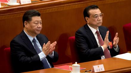 Xi Jinping (links), Präsident von China, und Li Keqiang, Ministerpräsident von China, nehmen an der Abschlusssitzung des Volkskongresses teil.