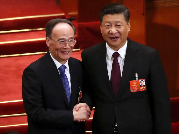 Chinas Staatschef Xi Jinping (r.) schüttelt die Hand des neuen Vizepräsidenten Wang Qishan.